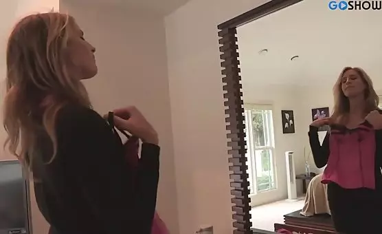 Juicy Labia Licking and Clit Orgasm Girls